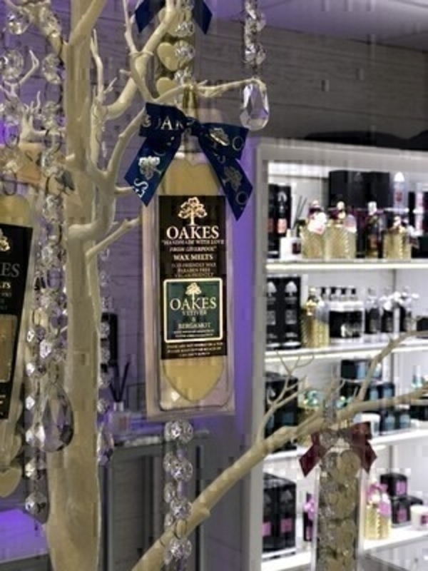 Oakes Champagne Wax Melts Luxury Wax Melts with a Champagne Scent (80g). Handmade using eco-friendly and vegan-friendly soy wax with a scent that will enhance any interior.  Just pop into your Diffuser to enjoy. Supplied in recycled plastic heart shape clam shell complete with signature Oakes Foil Silver & Black labelling.  Ingredients include: vegan soy wax & fragrance oils/essential oil blend.